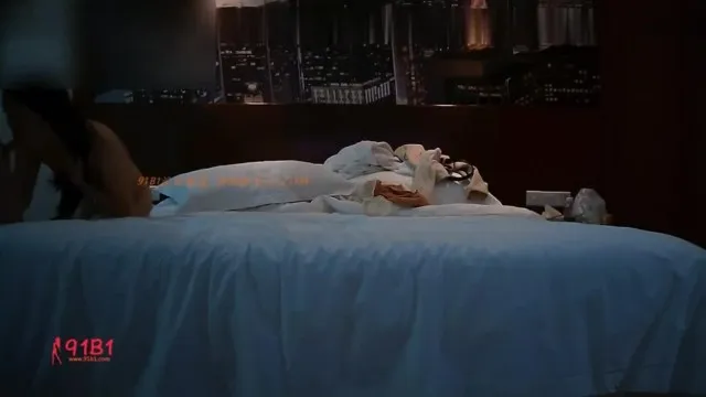 漂亮美女白领,约出来一起吃饭看电影后忽悠到酒店干她,美女激烈反抗,扒掉裤子插进去后瞬间被征服