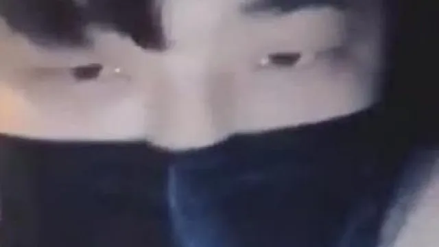 短发气质美女夜晚开着豪车去接粉丝网友路边玩车震,操的淫声浪语,太舒服没控制住被内射了