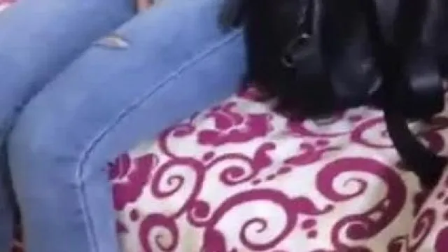 Minha namorada inocente no sofá é muito fofa e obediente. É tão emocionante deixá-la lamber meu pau enquanto eu tiro minha calça jeans e me fodo com tanta força.