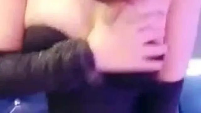 Девушка с красивой кожей и большой грудью порвала чулки и занялась сексом со своей подругой-фанаткой на волосах КТВ во время прямого эфира-1
