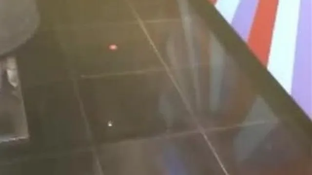 Una belleza alta y sexy de cuello blanco con cabello largo fue a un club de entretenimiento a beber y cantar con su apuesto colega después del trabajo. Después de divertirse, los dos se pararon en la mesa de café y cantaron y follaron-1.