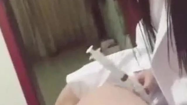 Merveilleuse interprétation de l'infirmière venant faire l'injection et le pénis du patient se sent mal à l'aise et il est touché puis fait l'amour