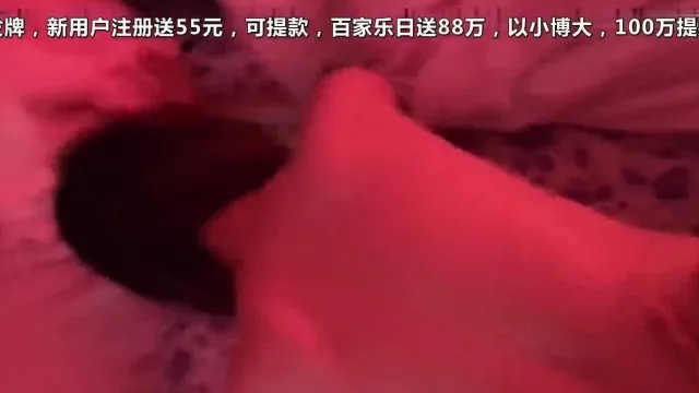 Una bella estudiante de posgrado con un coño rosado y guarro volvió a encontrarse con su primer novio en una reunión de exalumnos y la llevaron a una casa de alquiler para ver si la polla de su exnovio había crecido.