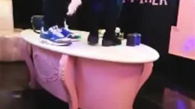 背が高くてセクシーなロングヘアのホワイトカラーの美女は、仕事の後、ハンサムな男性同僚と飲みながら歌うためにエンターテイメントクラブに行きました。楽しんだ後、二人はコーヒーテーブルの上に立ってセックスしながら歌いました。