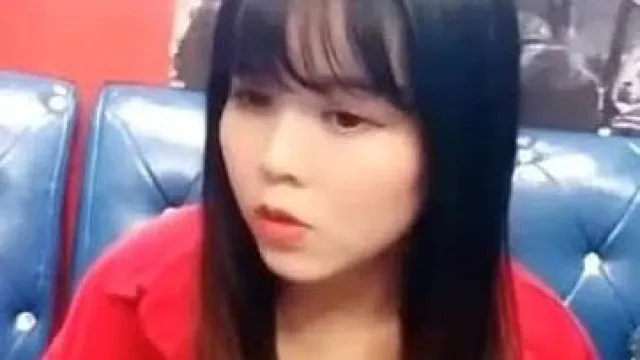 美しい肌と大きな胸を持つ女の子が生放送中にストッキングを破り、ファンの友人とKTVの髪の上でセックスしました-2