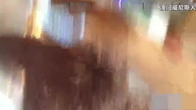 经典盗摄：商超妆容品专区偷录高贵美女裙底风光，看到老二瞬间勃起!!妈的，太久没碰女人了
