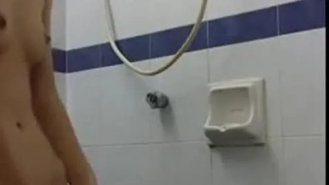 可爱学生妹佳恩手机送修，生活全裸自拍身材全部被看光光