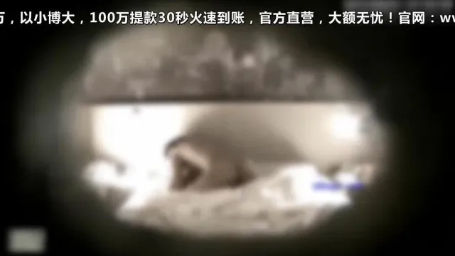 皮肤雪白漂亮的文艺范长发美女酒店和2个玩手游认识的网友一起开房,被2男扒掉短裤轮流抽插