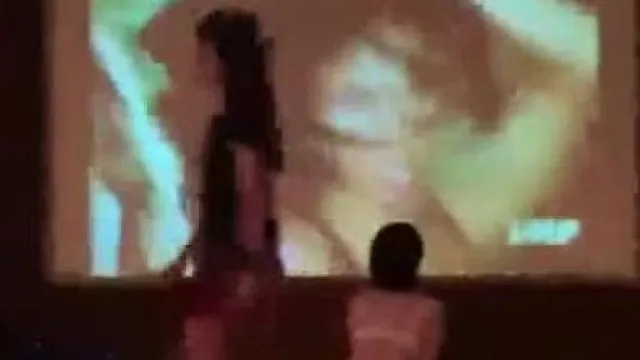 和几个老同学聚会去KTV玩看模特跳脱衣钢管舞长得像思聪的背心哥真幸运被赤裸的模特性挑逗