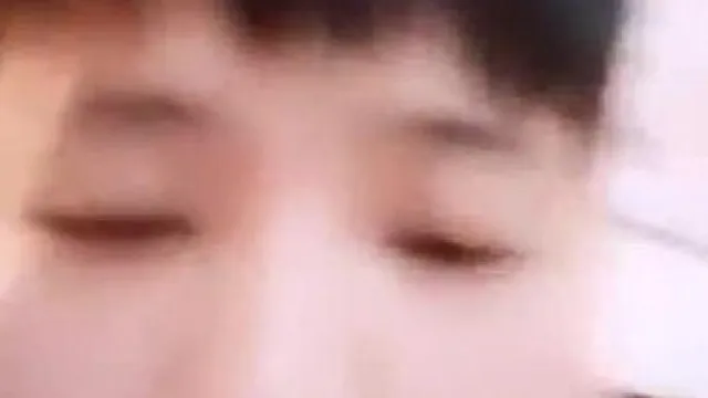 两个铁粉酒店约炮零零后网红主播小姐姐模仿AV自拍小电影对白有趣