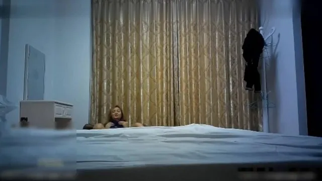 O cara da calcinha arrancou a meia dela e fodeu a Maria, que tem 173CM de meia preta. A beldade disse: “É tão grande que estou com medo”. Ser fodido por trás me faz gritar
