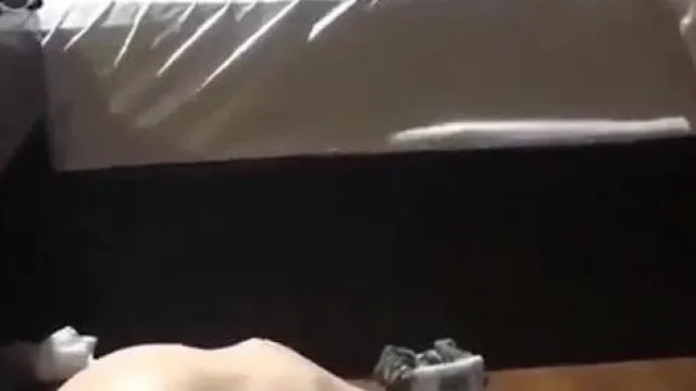 骚老婆想要找刺激~老公带同事来给老婆玩~自己在旁边看着一切发生~-