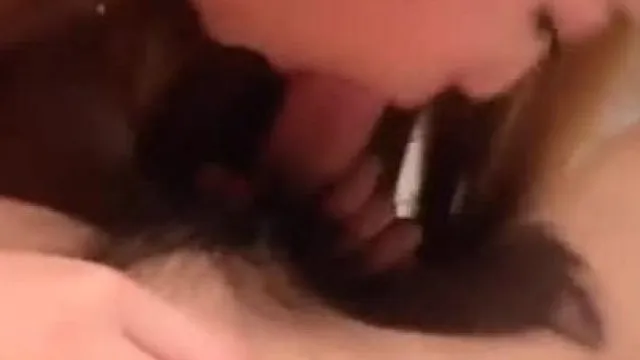 La petite salope est rose, et elle aime le plus la gorge profonde avec sa langue. Sa chatte avec quelques poils est très tendre, et sa grosse bite est violemment pénétrée sans préservatif, et son cul est très mignon et fait des bruits forts.