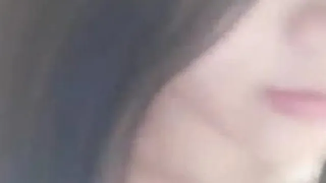完璧な気質を備えた超美しいスター、1996 年の学校の美の女神は非常にセクシーな陰毛を持ち、特大の偽ペニスが挿入されます。