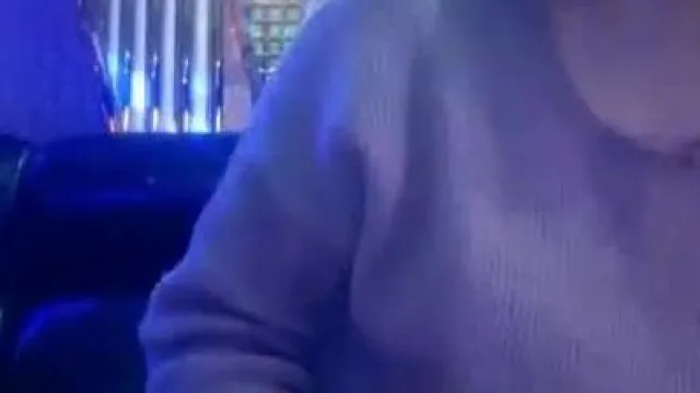 KTV chante et s'exhibe, rencontre un serveur timide dans une chambre privée et fait l'amour, pénètre sa chatte sans préservatif, jouit et mange du sperme, c'est tellement sexy