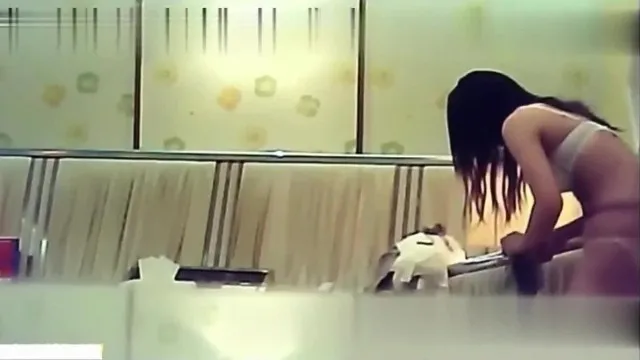 El jefe y la estrella fueron filmados en secreto entrando a una habitación, y la niña agarró sus puños con ambas manos.