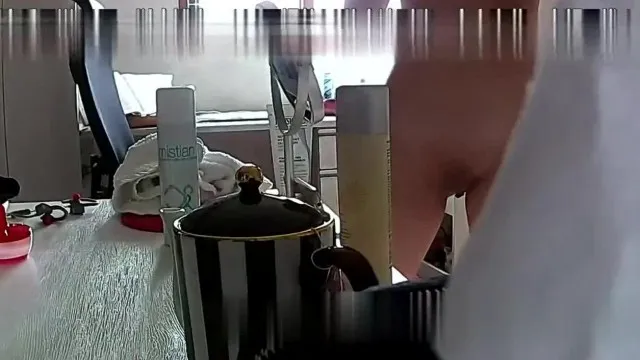 Тайно снято на видео, как красавица, сделавшая пластическую операцию, наносит средства по уходу за кожей обнаженной после купания