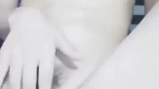 小逼玩大鸡巴插进去就开始叫真骚