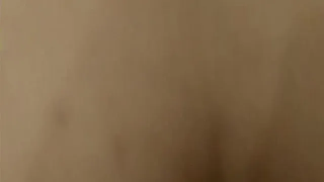 每天收入最少1000元的东北坐台美女和客户还在操着逼就已经联系好下一单活了说：大哥你快点还有