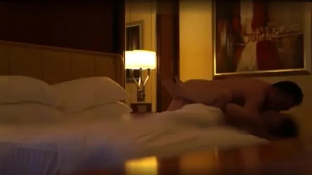 La mejor joven tuvo sexo loco con el jefe de la empresa en un hotel para conseguir un aumento y se hizo selfies con su cara