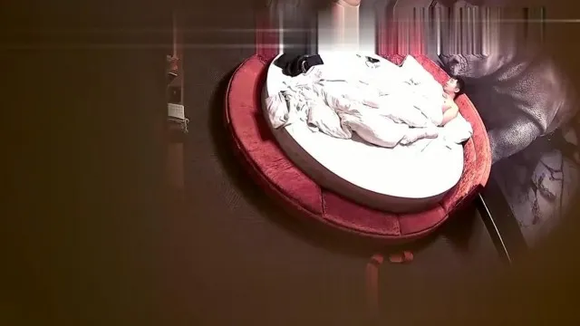 Parte 2 da sitcom: Um homem de negócios de meia-idade e uma jovem foram filmados secretamente em uma grande cama redonda em um hotel boutique. Eles se hospedaram em um quarto, tiveram um caso e fumaram cigarros.