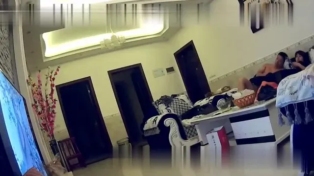 Vidéo de surveillance à 360° d'un couple d'âge moyen enlevant les sous-vêtements de sa femme et faisant l'amour sur le canapé