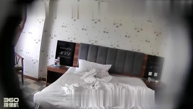 偷拍下属性感身材少妇闭眼享受精液内射
