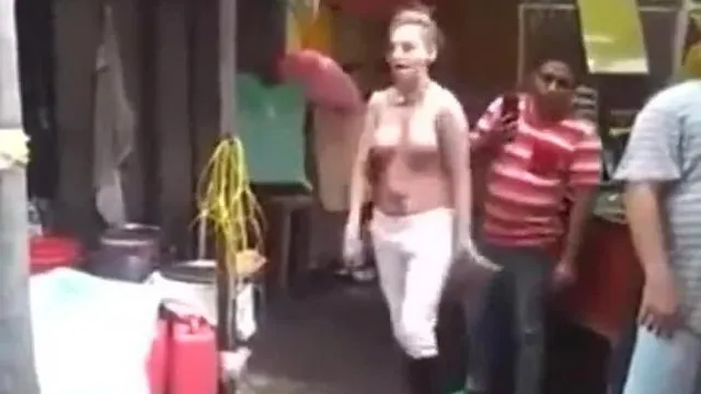 外国妹就是强大上空逛街坦然自如！