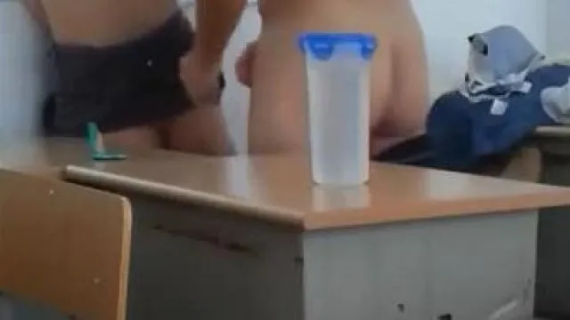 Um casal de alunos de uma escola de uma determinada cidade mostrou o rosto na sala de aula e tirou selfies comendo frutas proibidas. A namorada linda e meiga era muito tímida e foi fodida apaixonadamente por trás.