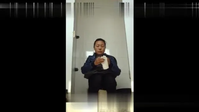 Классические украденные видео, на которых разные женщины в общественных туалетах носят мочевые кольца, толстые и худые, разной формы.