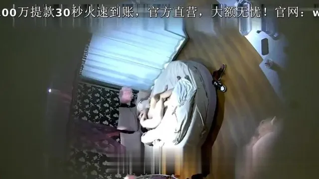 美女太饥渴了，刚脱完衣服就开始玩鸡鸡
