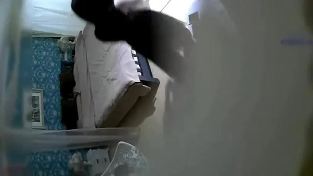 穿着很高大上的高跟连衣裙性感美女刚进房间就迫不及待拿出帅小伙的鸡鸡吸吮,接连要了2次,把男的都累瘫了