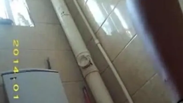 Filmado en secreto en el baño 5: las estudiantes son realmente jóvenes y hermosas