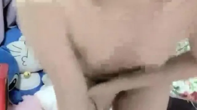 学舞蹈萝莉贫乳萌妹子全裸诱惑 脱掉衣服站立一字马后弯腰毛毛挺多 很是诱惑喜欢不要错过
