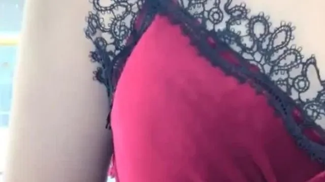 性感红唇粉奶粉穴【00后学妹】红色睡衣揉搓奶子，掰开逼逼特写非常粉嫩翘起屁股，很是诱惑喜欢不要错过