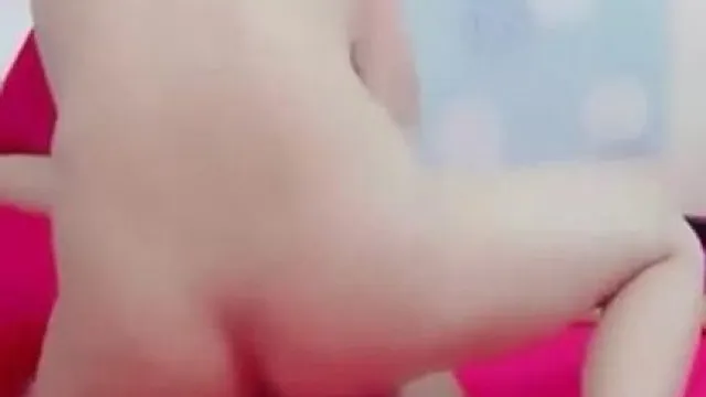 La jeune modèle tigre rose et blanc se fait sucer par une grosse bite et suce du sperme dans la bouche