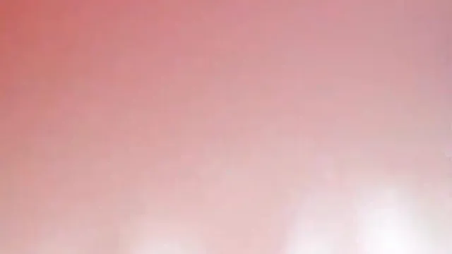 Une débutante avec de beaux seins et une chatte rose se masturbe dans un spectacle. Elle écarte la chatte et se touche avec un masseur qui vibre et gémit. Si vous l'aimez, ne le manquez pas.