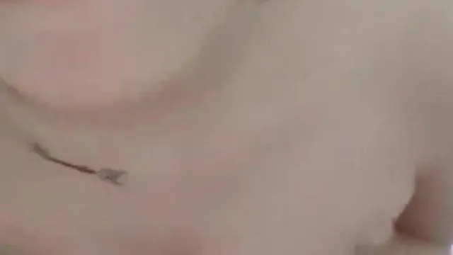 Une nouvelle fille aux cheveux courts et tatoués fait un spectacle de masturbation. Elle se déshabille sur le lit, lèche des concombres et des carottes et baise sa chatte. Si vous aimez ça, ne le manquez pas.