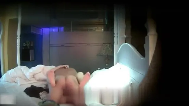 妹子不配合被小伙按倒扒光强行进入