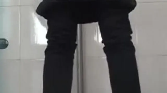商场厕拍 两条大白腿很是赏心悦目