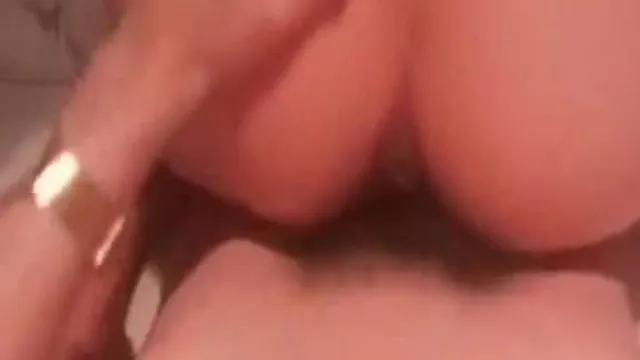 00后嫩妹粉穴给草的一直说不要，骑在上面受不了