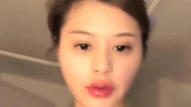 Belle fille avec une belle apparence et un corps dodu, posant dans un spectacle passionné, très séduisante