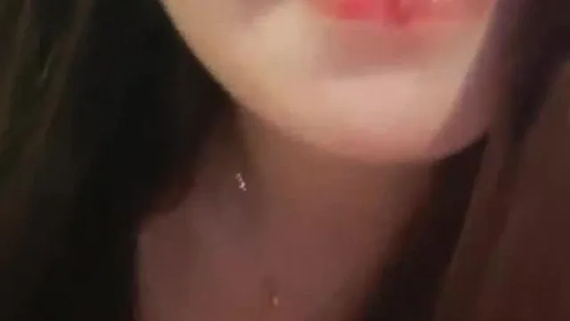 Una preciosa chica de buena apariencia y cuerpo regordete retransmite en directo un apasionado show de masturbación muy tentador