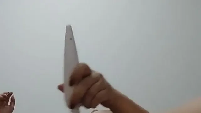 Uma jovem sexy e bonita faz uma transmissão ao vivo e se masturba apaixonadamente, o que é muito obsceno