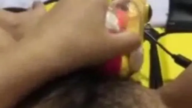 Femme chaude joue avec une mitrailleuse