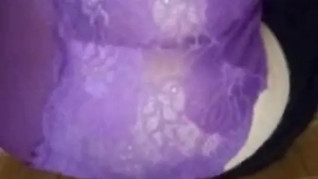 Exponiendo el sexy trasero de mi esposa