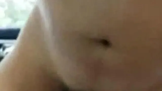 骚妇车震，被舔BB还自拍