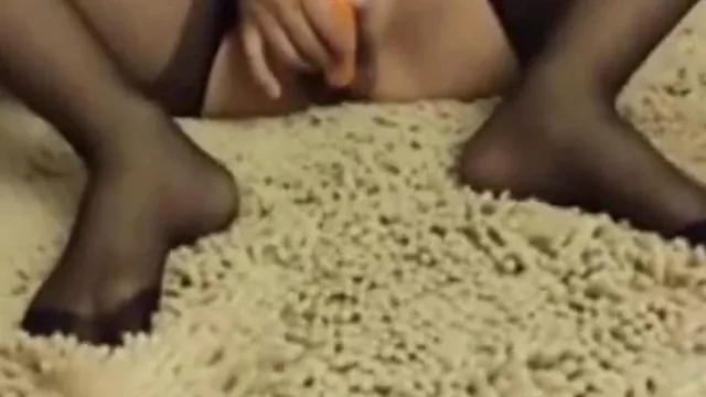 骚货跪趴自慰