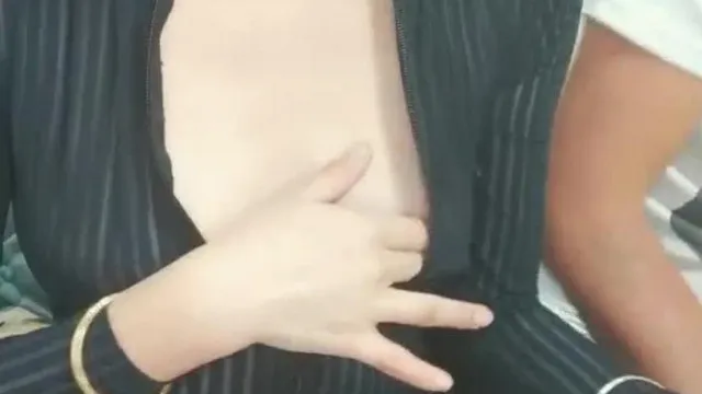 La belle présentatrice beauté Chen Xiaomi 1027 se connecte avec son amie sexuelle et lui montre le sexe oral - le sexe est très lubrique