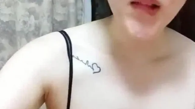 L'émission en direct d'une belle beauté. La masturbation passionnée est très tentante. Si vous l'aimez, ne la manquez pas.